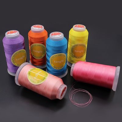 120D/2 Αριθμός νήματος 720 χρώματα 4000 Yard Polyester κεντημένο νήμα για ραπτομηχανή