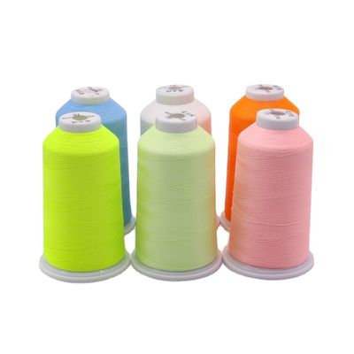 Φως στο σκοτάδι 150D / 2 Polyester κεντημένο νήμα 3000 μέτρα Roll καθαρό βάρος 100G
